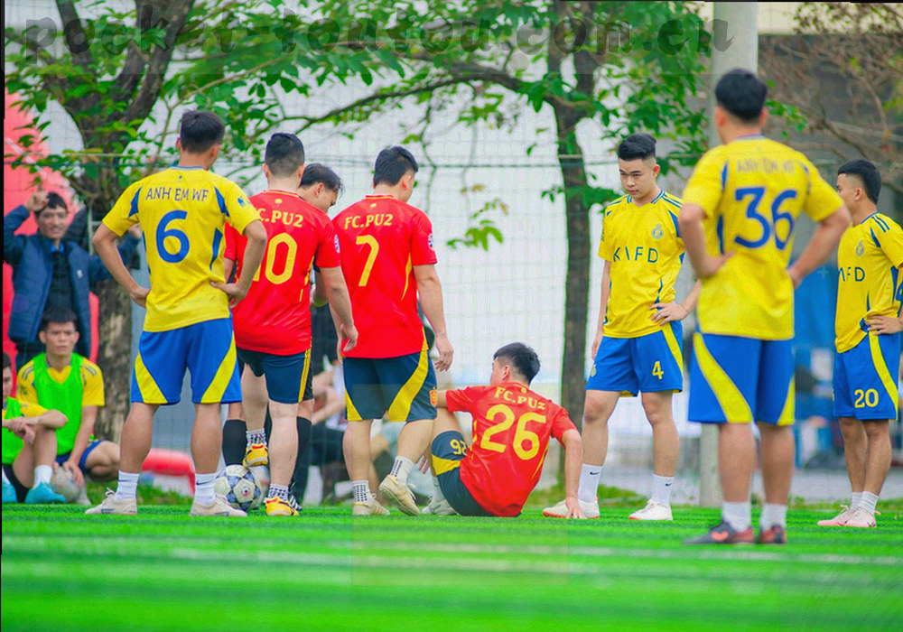 邮件、电话与联系地址三栏面板组成的抽象联络台视觉